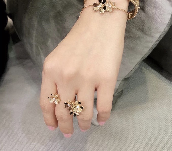 VCA Frivole Between the Finger Ring - Best Replica Jewelry™