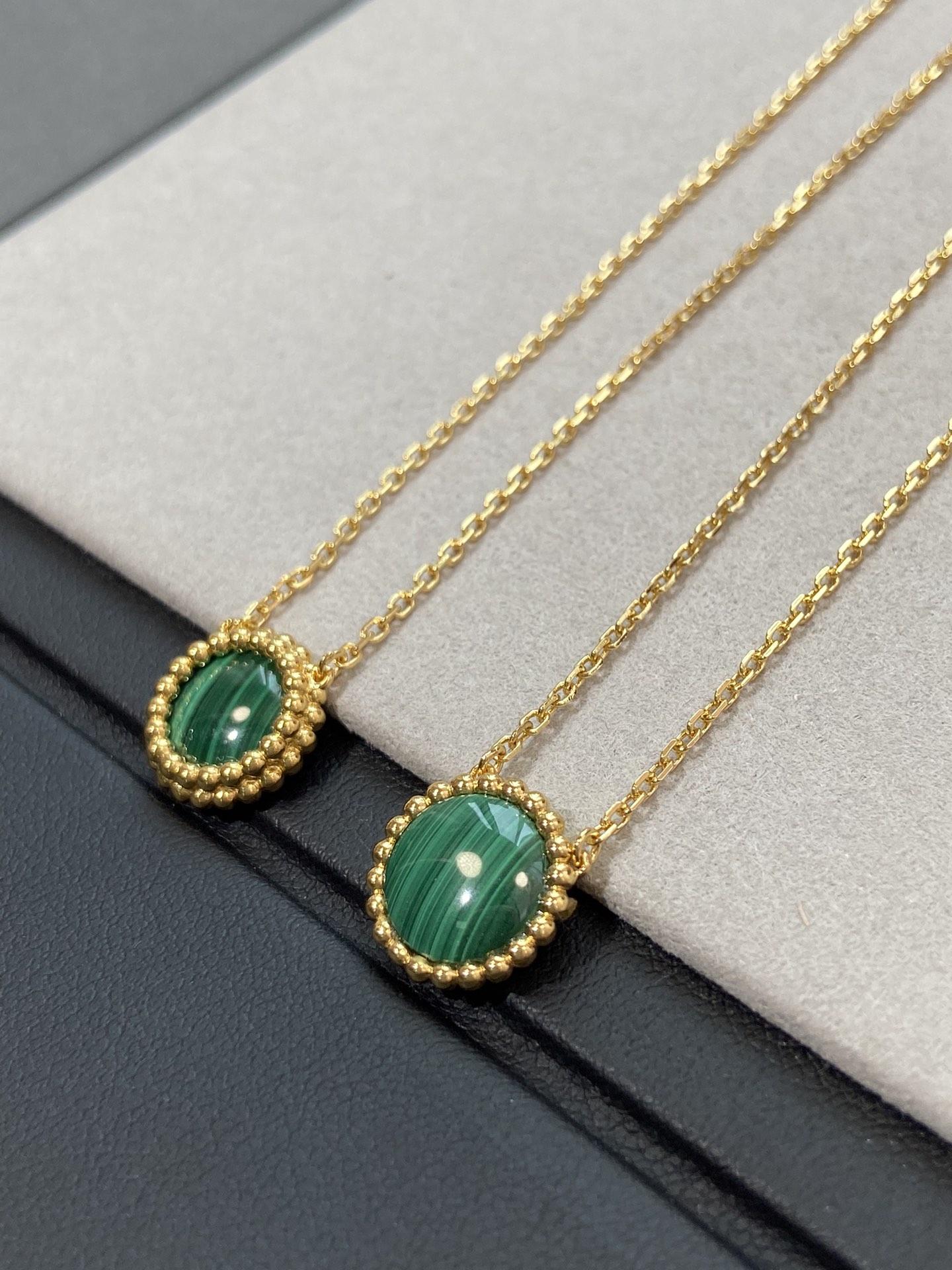 VCA Green Malachite Perlee Couleurs Pendant Necklace - Best Replica Jewelry™