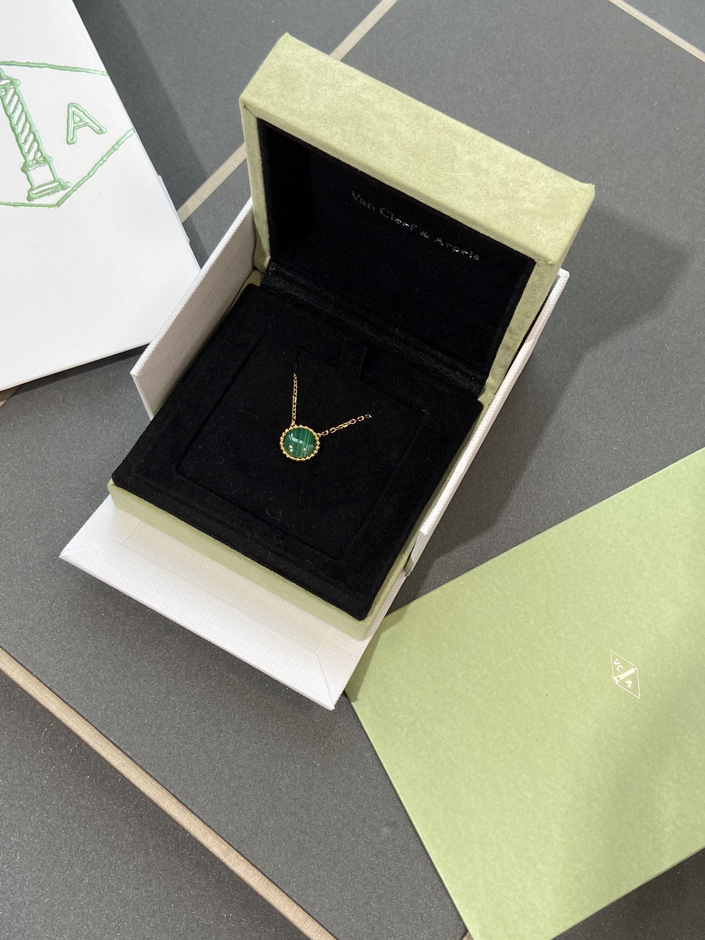 VCA Green Malachite Perlee Couleurs Pendant Necklace - Best Replica Jewelry™