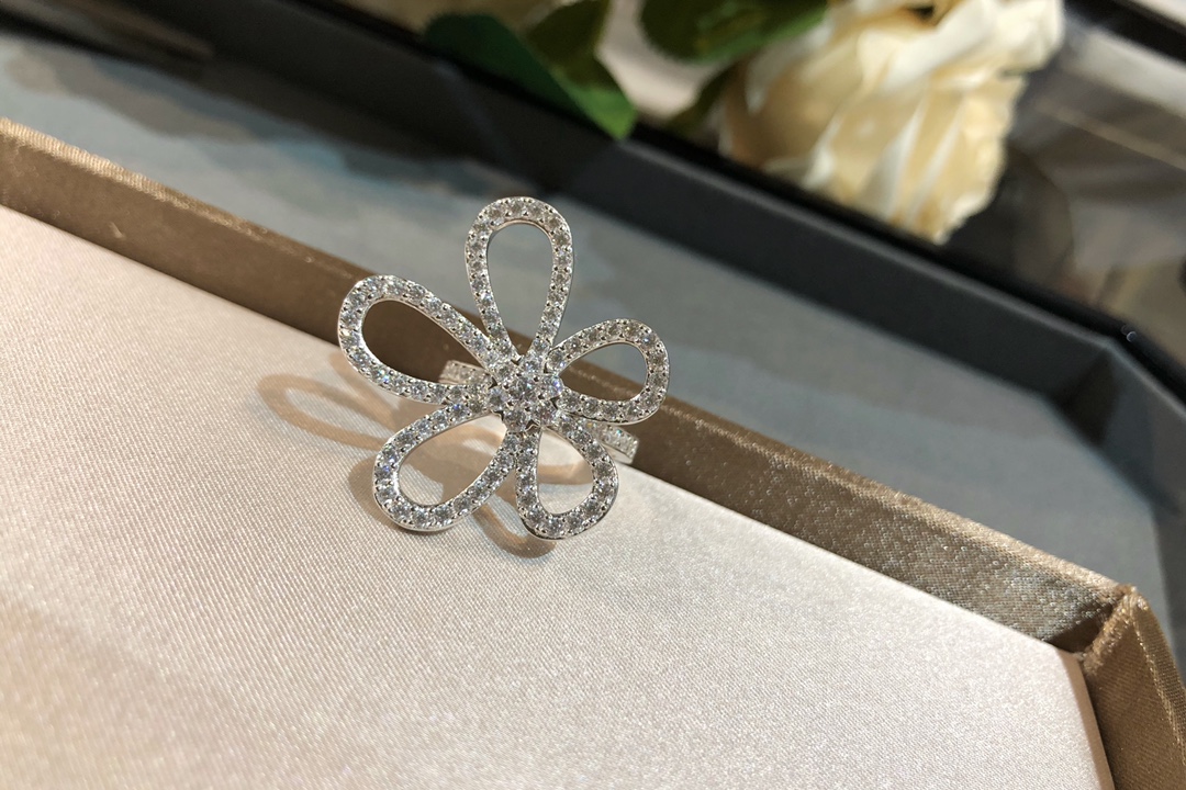 VCA Flowerlace Ring - Best Replica Jewelry™