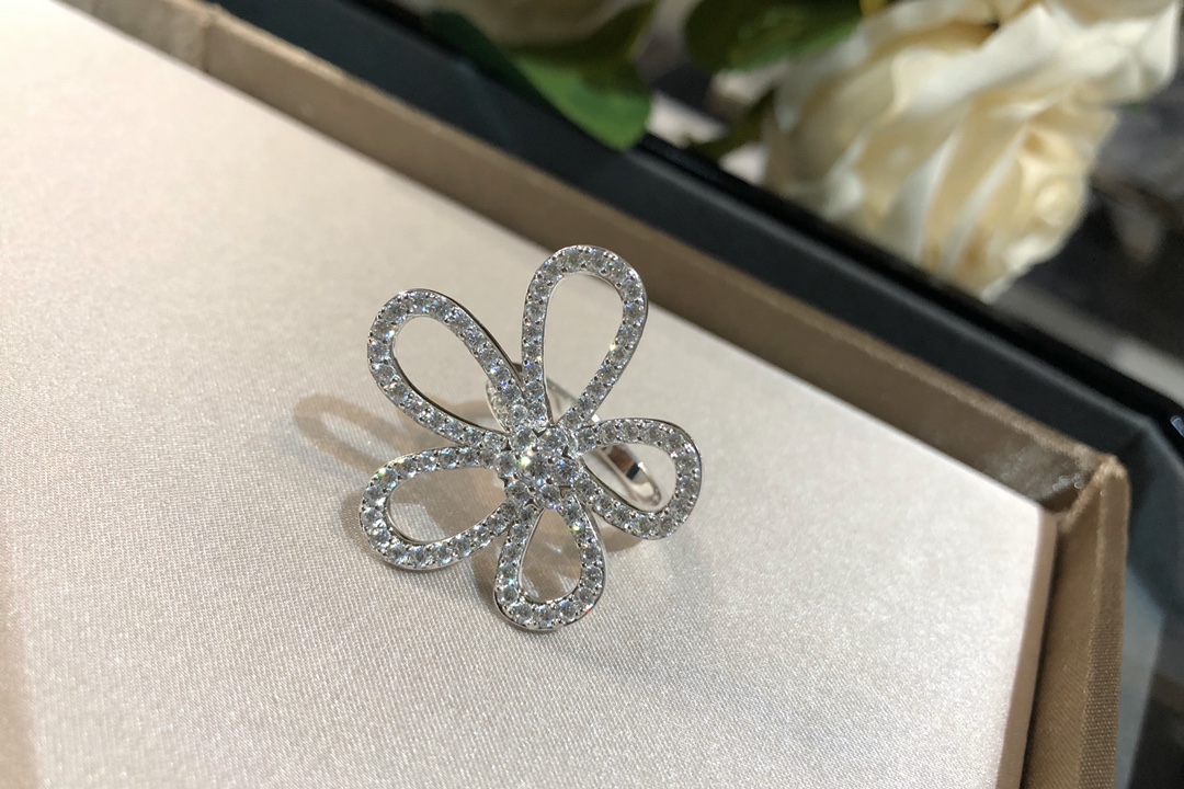 VCA Flowerlace Ring - Best Replica Jewelry™