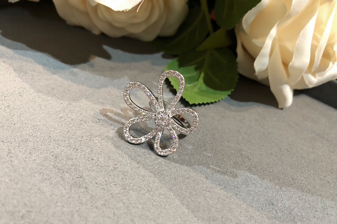 VCA Flowerlace Ring - Best Replica Jewelry™