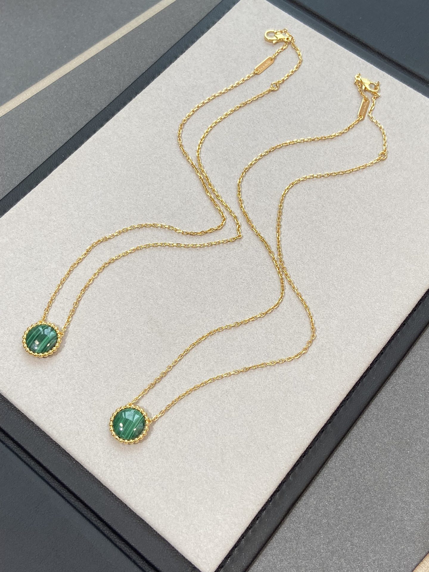 VCA Green Malachite Perlee Couleurs Pendant Necklace - Best Replica Jewelry™