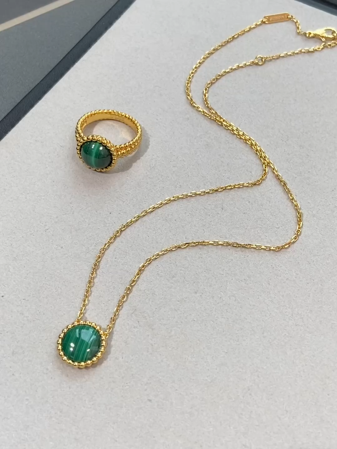 VCA Green Malachite Perlee Couleurs Pendant Necklace - Best Replica Jewelry™