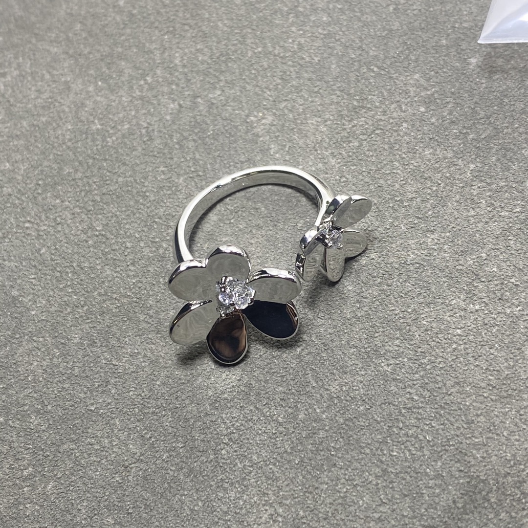 VCA 2 Flowers Frivole Between the Finger Ring - Best Replica Jewelry™