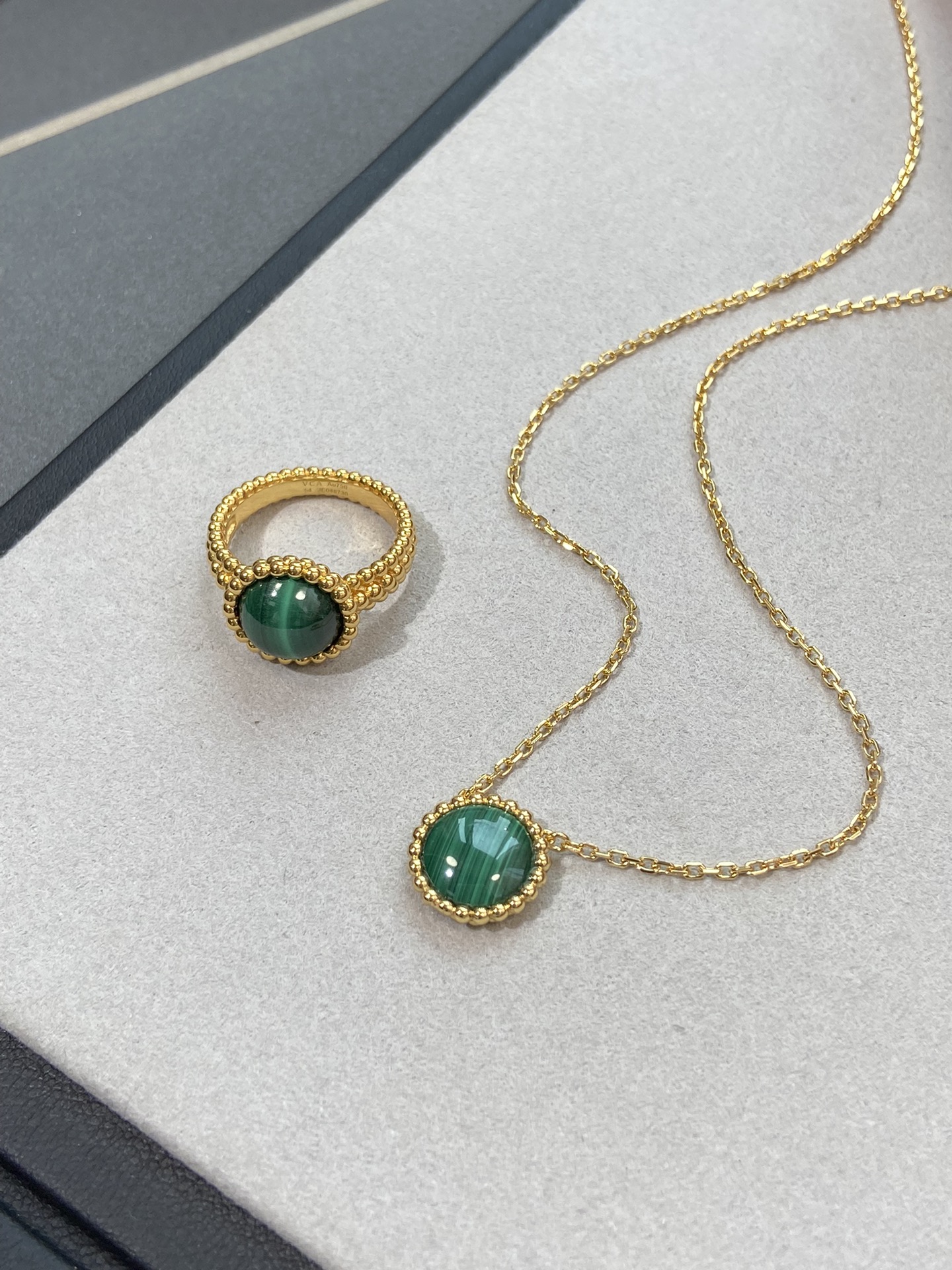 VCA Green Malachite Perlee Couleurs Pendant Necklace - Best Replica Jewelry™