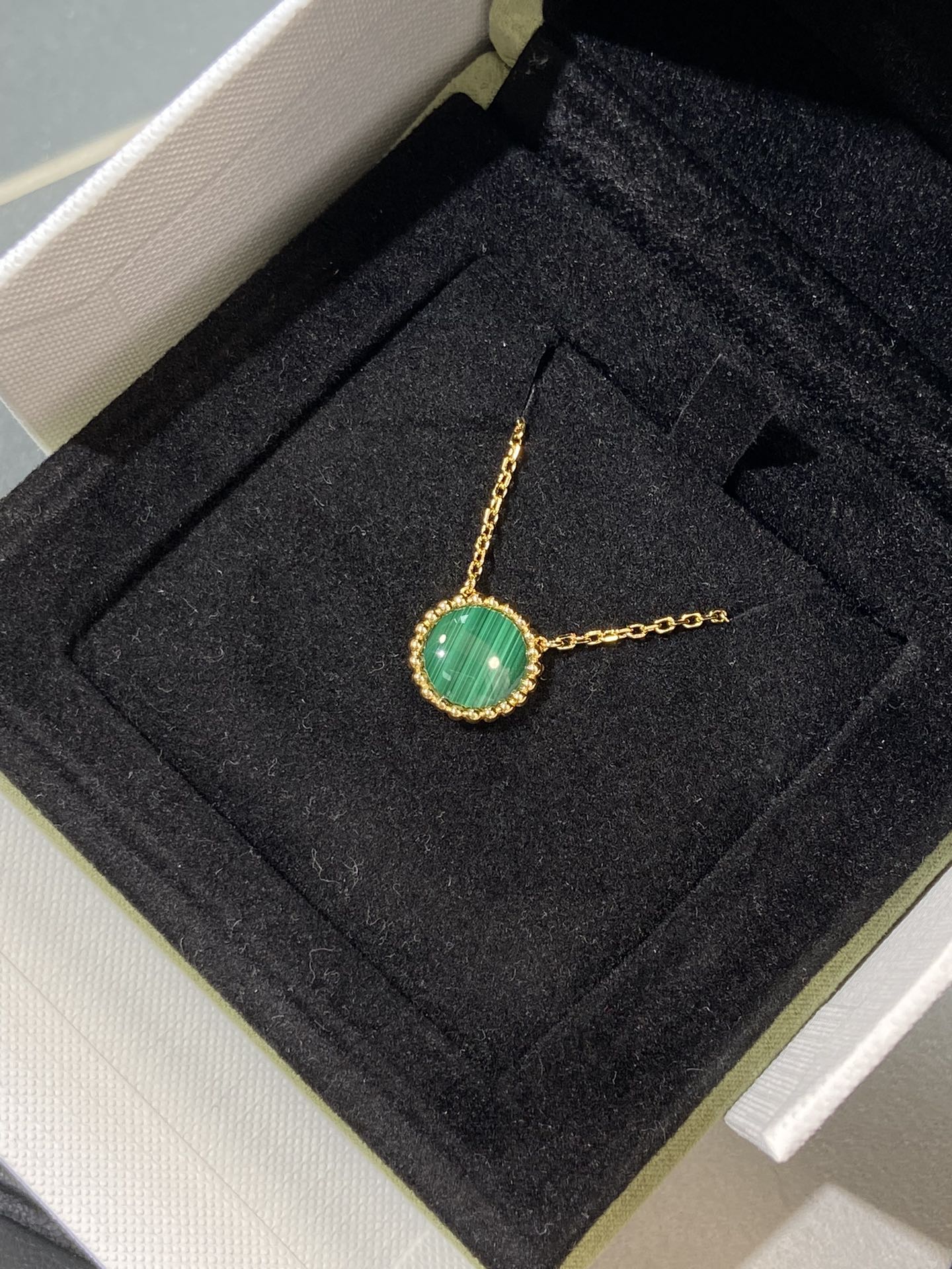 VCA Green Malachite Perlee Couleurs Pendant Necklace - Best Replica Jewelry™