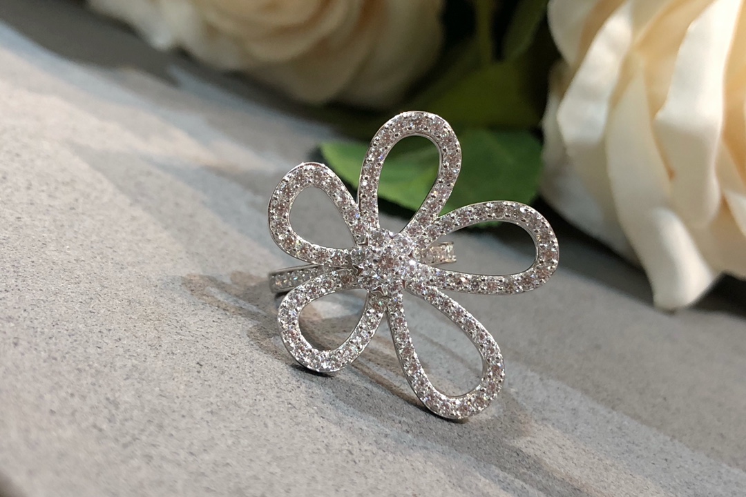 VCA Flowerlace Ring - Best Replica Jewelry™