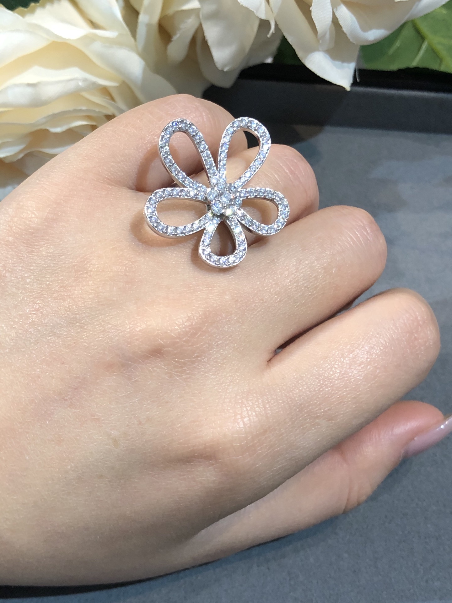 VCA Flowerlace Ring - Best Replica Jewelry™
