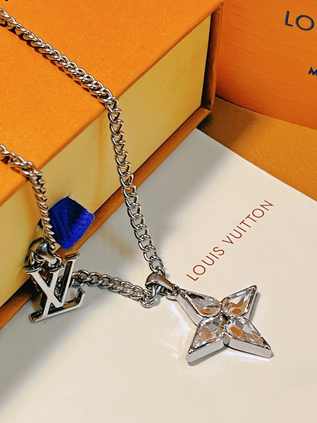 Louis Vuitton Unisex Clover LV Charm Necklace - Best Replica Jewelry™