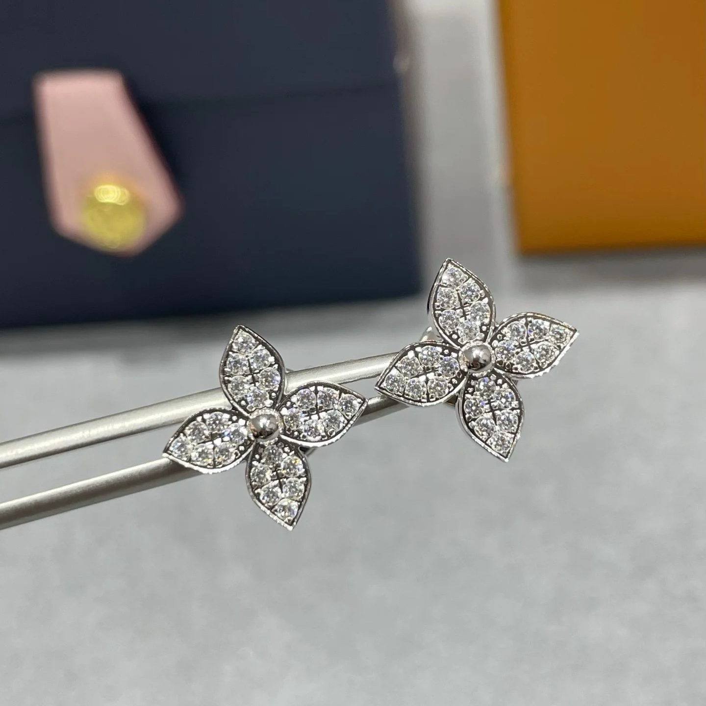 Louis Vuitton Diamond Flower Stud Earrings - Best Replica Jewelry™