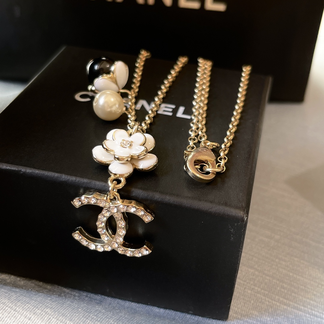 Chanel Flower Pearl Diamond Paved CC Pendant Necklace - Best Replica Jewelry™