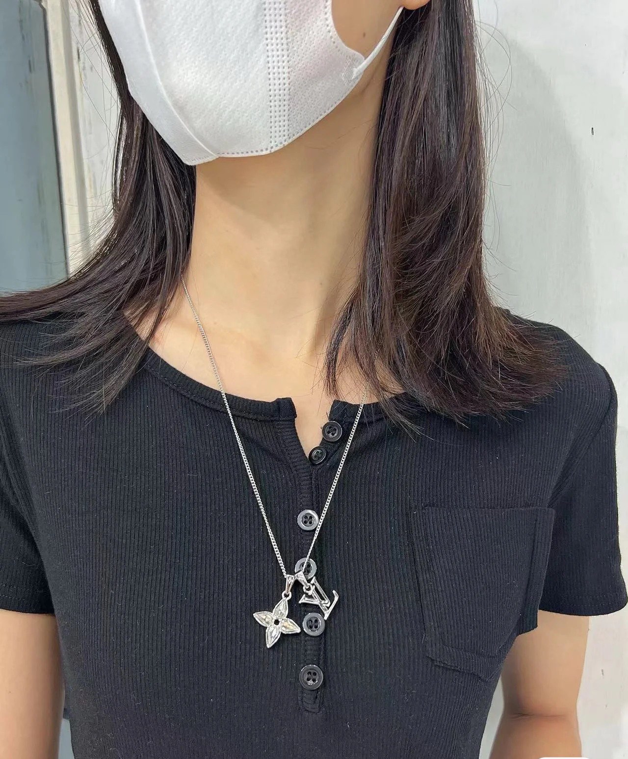 Louis Vuitton Unisex Clover LV Charm Necklace - Best Replica Jewelry™