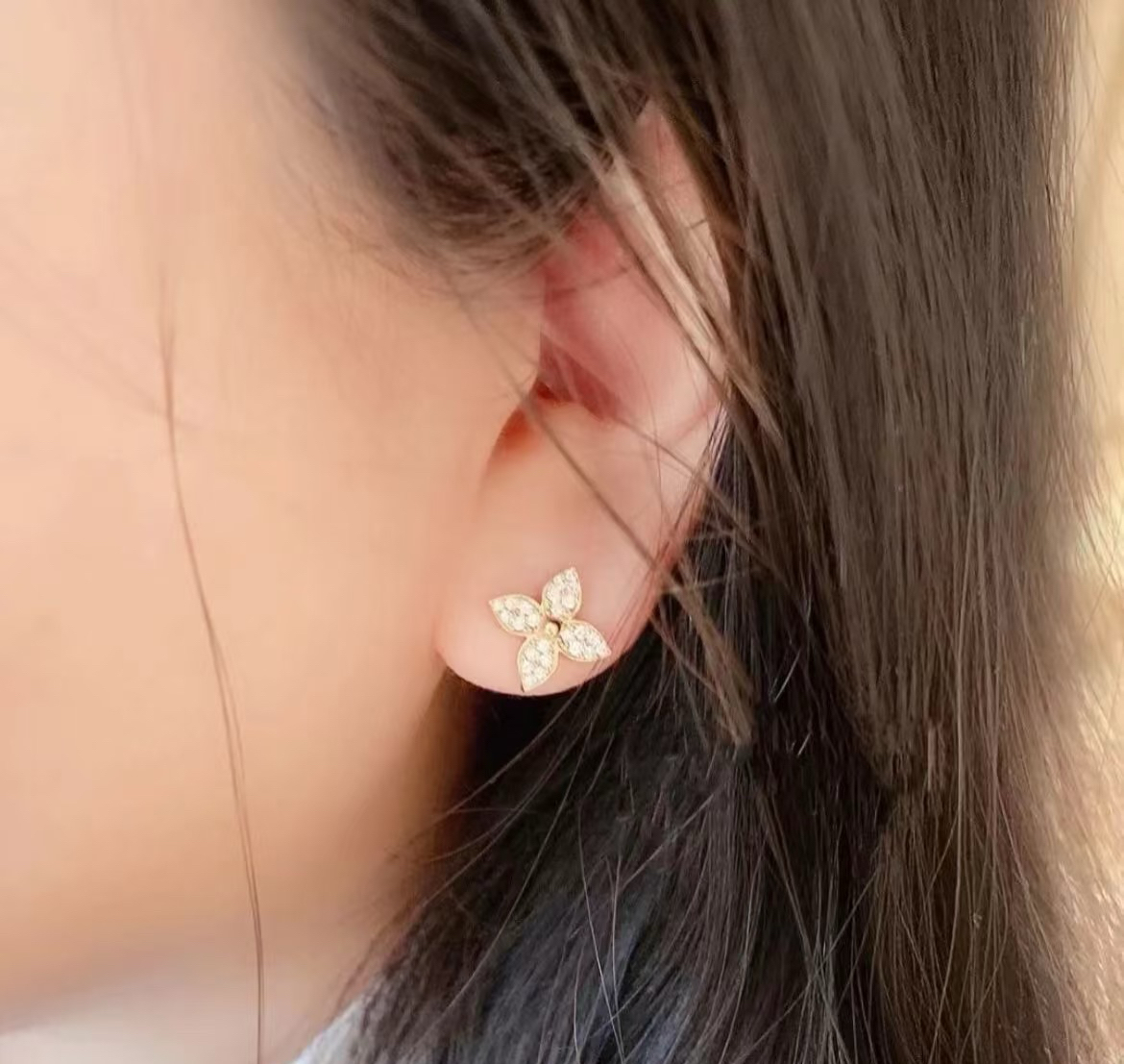Louis Vuitton Diamond Flower Stud Earrings - Best Replica Jewelry™