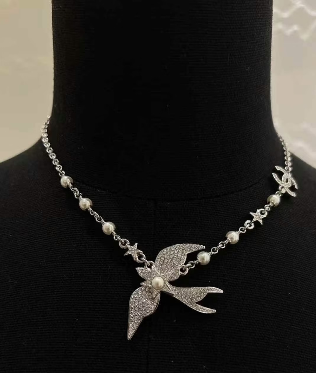 Chanel Spring-Summer 2025 Fly Bird Pearl Necklace - Best Replica Jewelry™