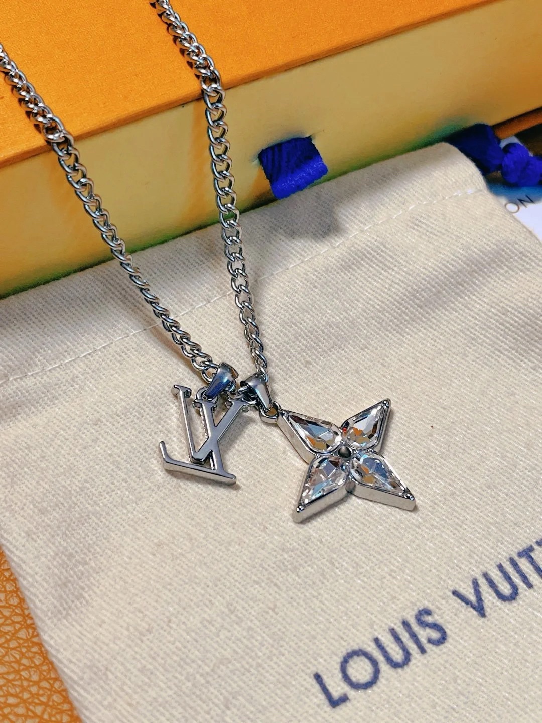 Louis Vuitton Unisex Clover LV Charm Necklace - Best Replica Jewelry™