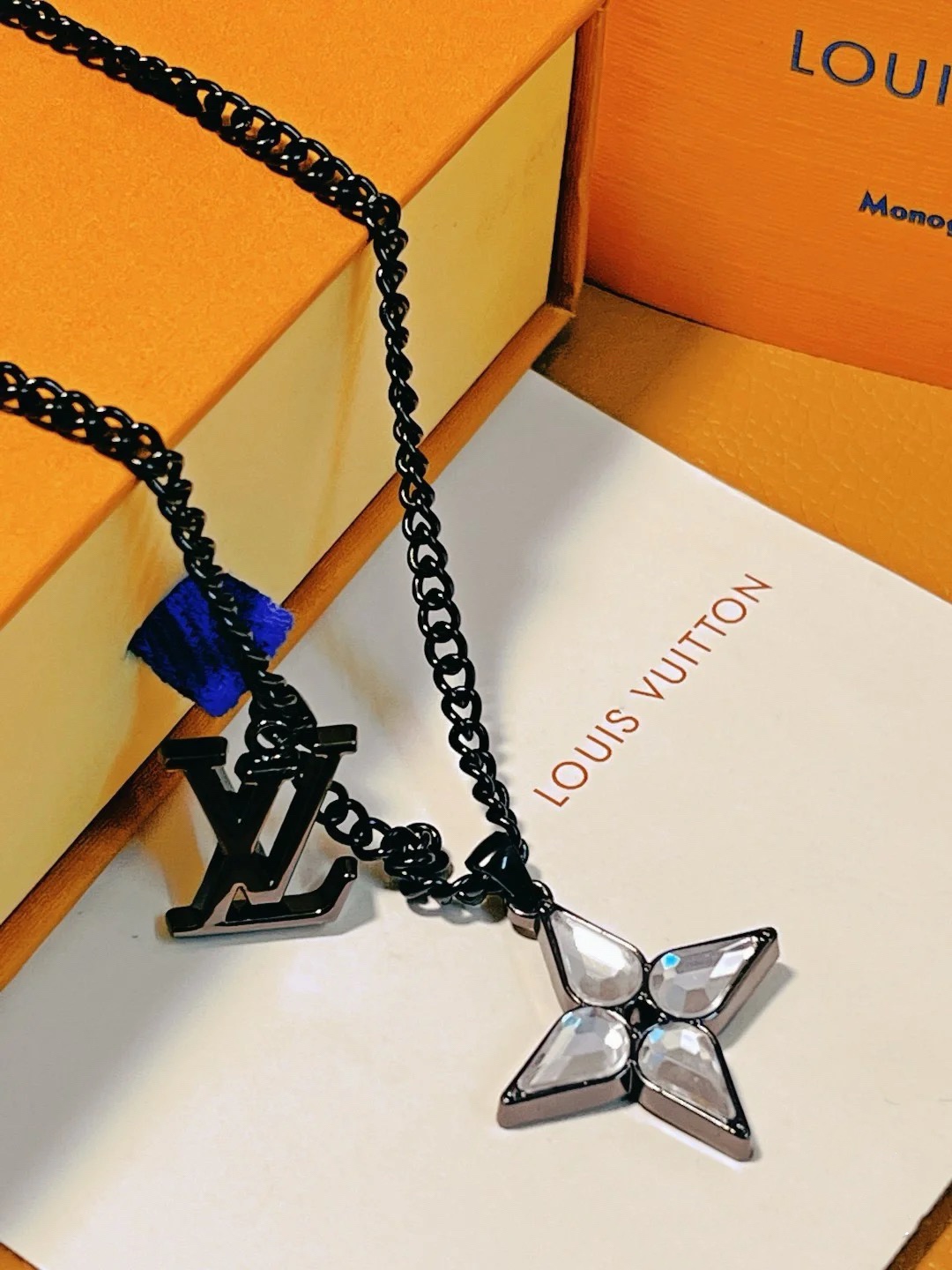 Louis Vuitton Unisex Clover LV Charm Necklace - Best Replica Jewelry™