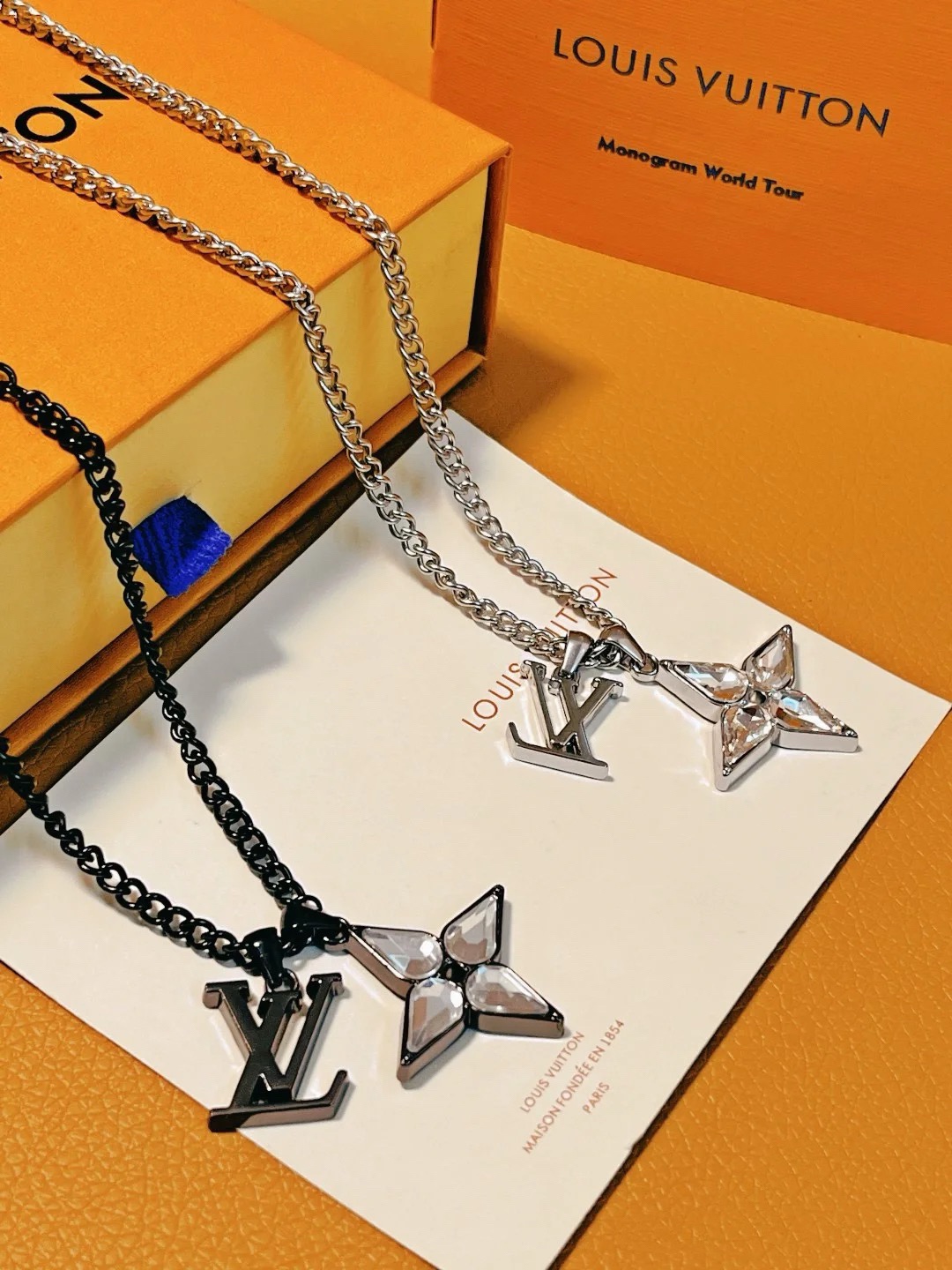 Louis Vuitton Unisex Clover LV Charm Necklace - Best Replica Jewelry™