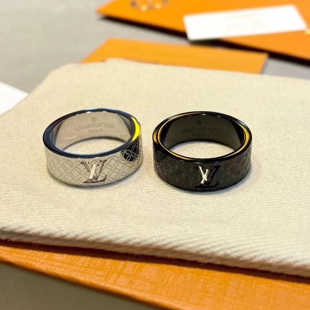 Louis Vuitton Patent Wide Men's Ring - Best Replica Jewelry™