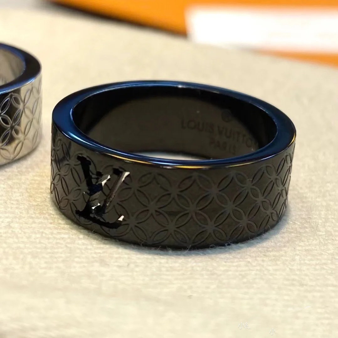 Louis Vuitton Patent Wide Men's Ring - Best Replica Jewelry™