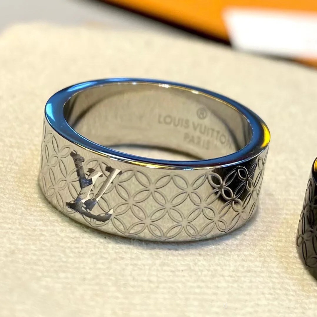 Louis Vuitton Patent Wide Men's Ring - Best Replica Jewelry™