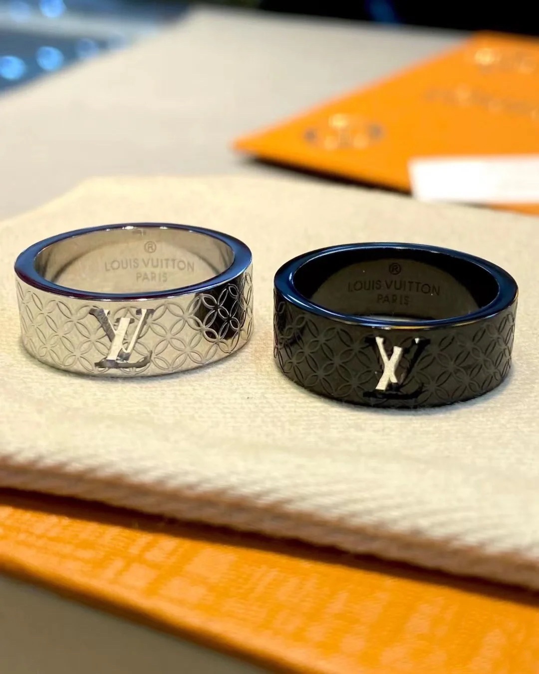 Louis Vuitton Patent Wide Men's Ring - Best Replica Jewelry™