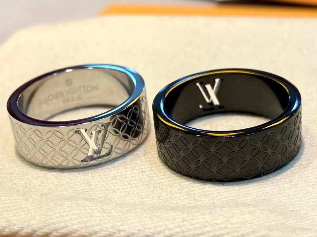 Louis Vuitton Patent Wide Men's Ring - Best Replica Jewelry™
