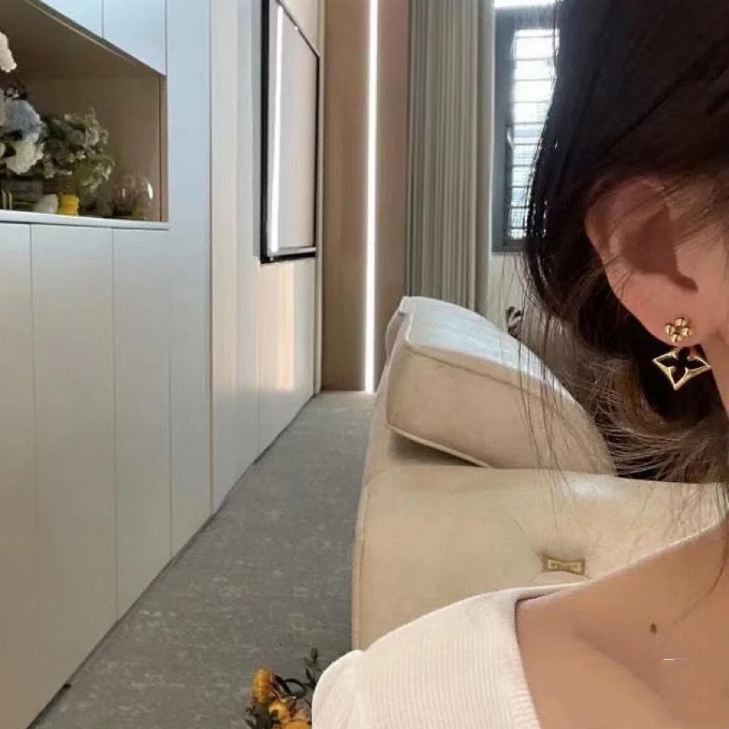 Louis Vuitton Asymmetric Hollow Stud Earrings - Best Replica Jewelry™