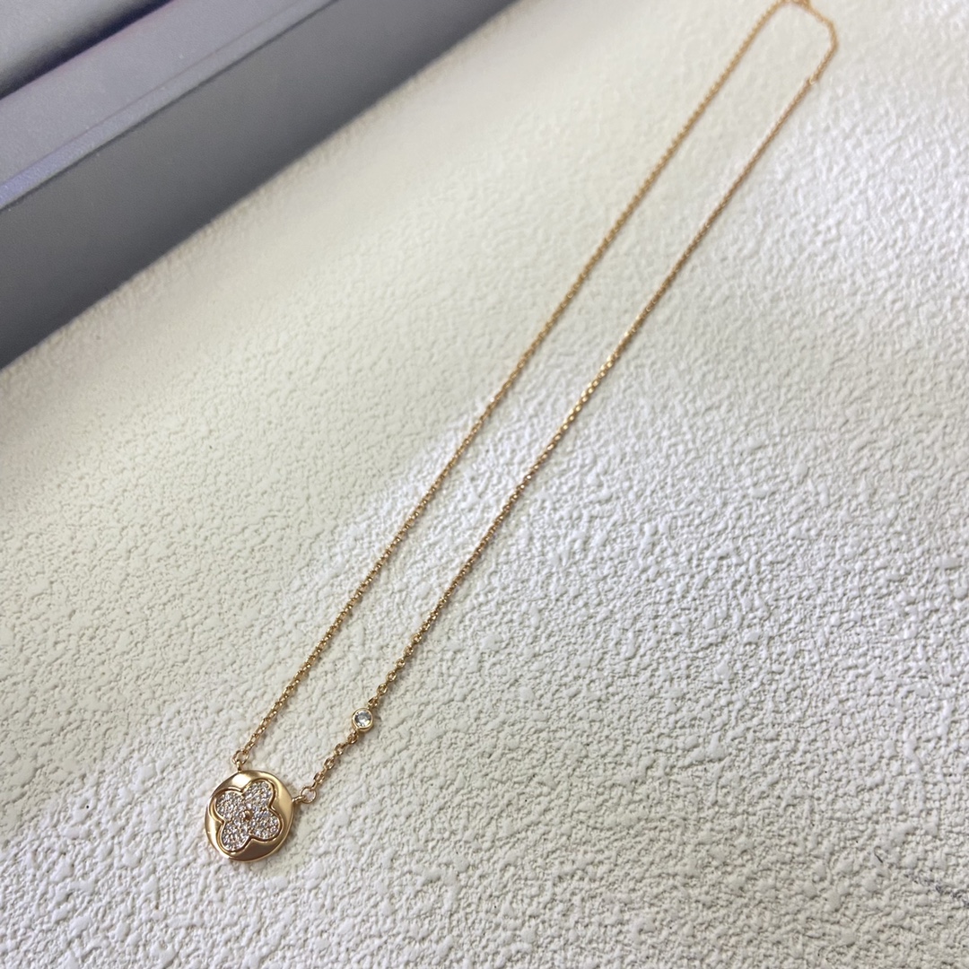 Louis Vuitton Diamond Round Sun Blossom Pendant Necklace in Yellow Gold - Best Replica Jewelry™