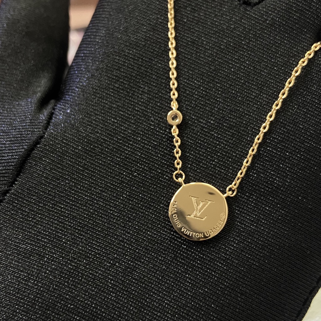 Louis Vuitton Diamond Round Sun Blossom Pendant Necklace in Yellow Gold - Best Replica Jewelry™