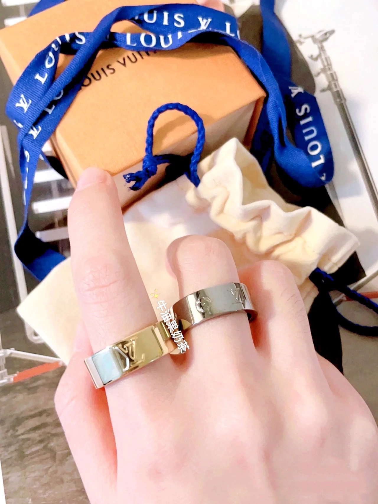 Louis Vuitton Unisex Wide Band Couple Ring - Best Replica Jewelry™