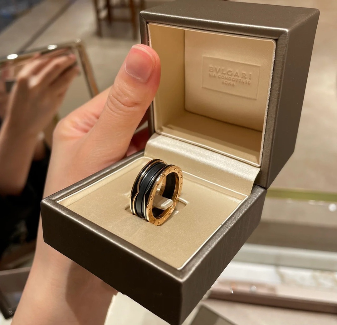 Bvlgari Rose Gold Frosted Black Ceramic B.zero1 Ring - Best Replica Jewelry™