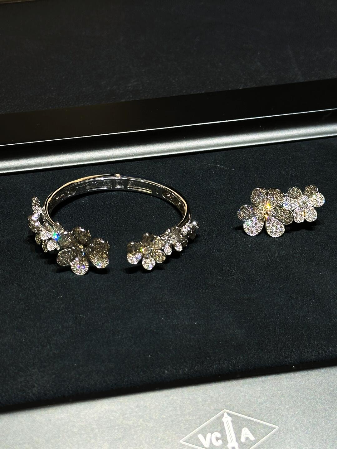 Dupe Van Cleef & Arpels Full Diamond Frivole 7 Flowers Bangle Bracelet
