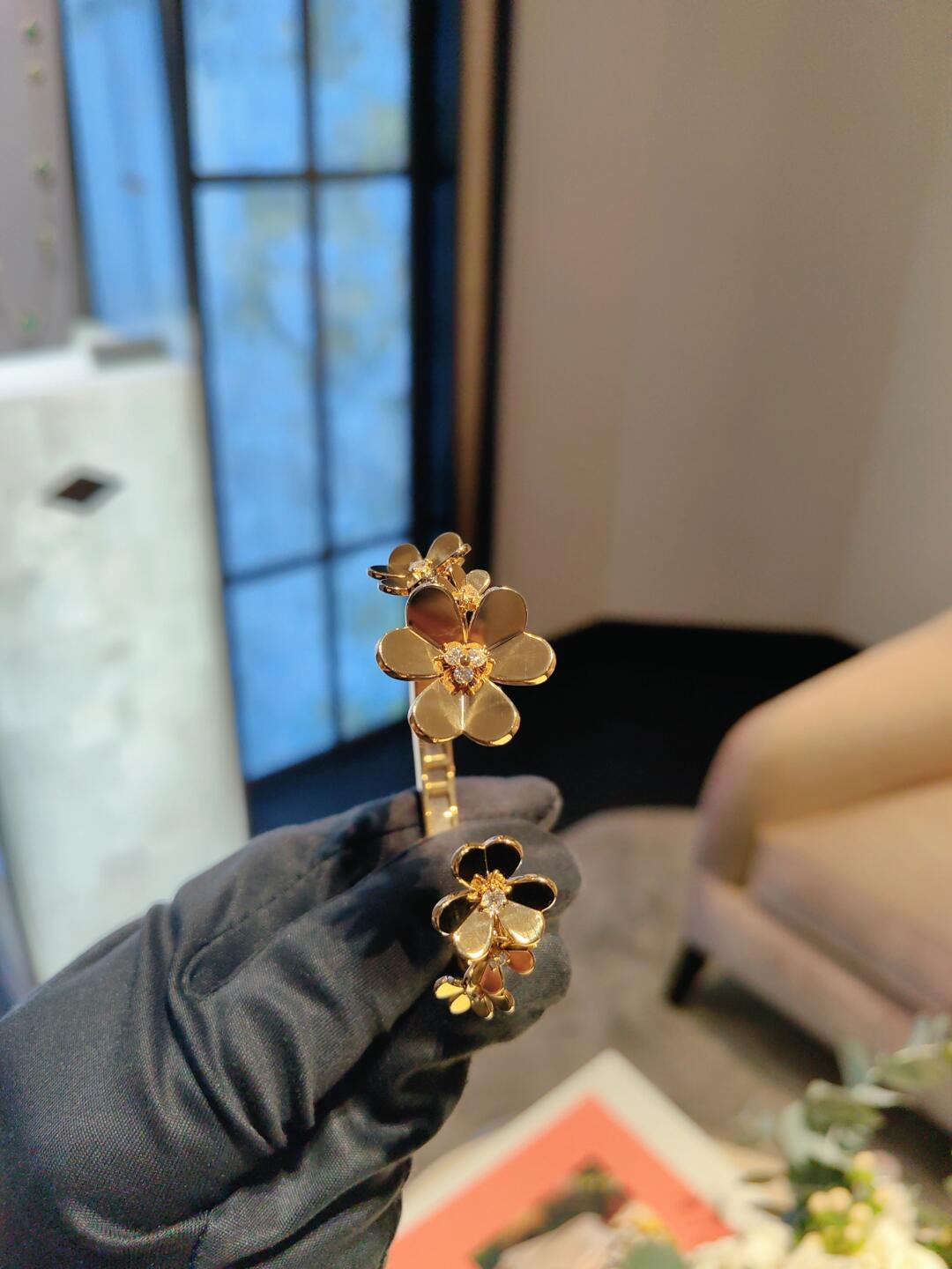 Dupe Van Cleef & Arpels Frivole 7 Flowers Bangle Bracelet