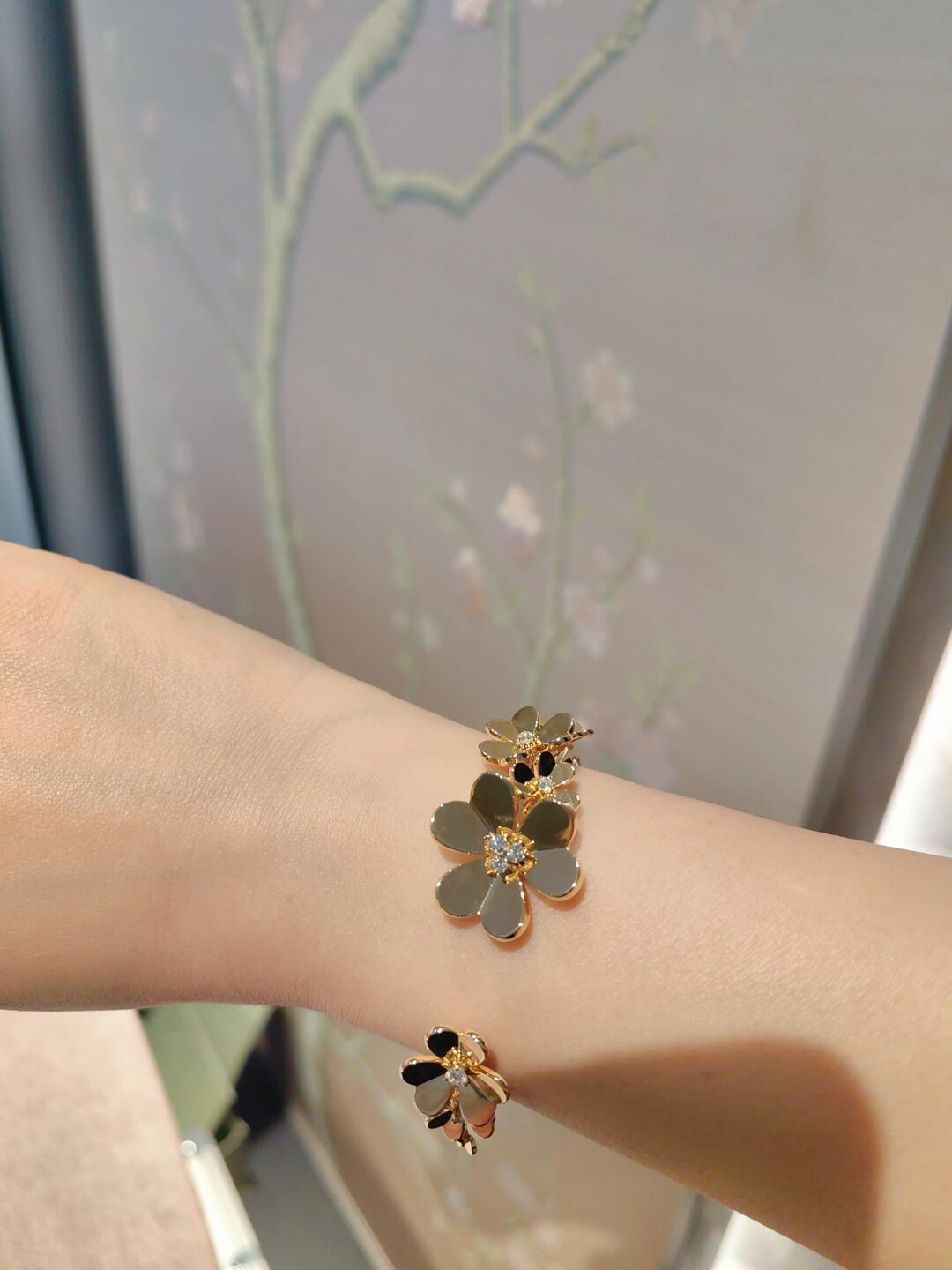 Dupe Van Cleef & Arpels Frivole 7 Flowers Bangle Bracelet