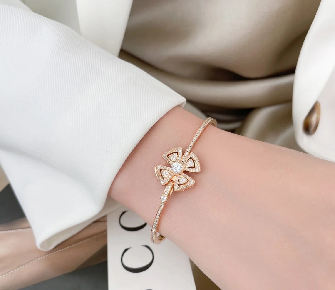 Dupe Bvlgari Fiorever Bracelet Rose Gold Flower Bangle
