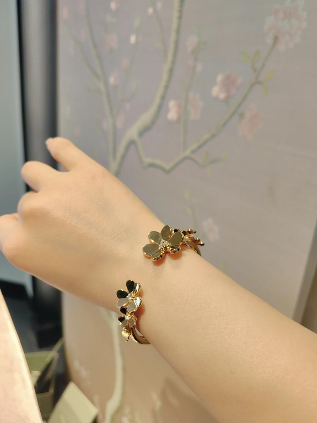 Dupe Van Cleef & Arpels Frivole 7 Flowers Bangle Bracelet