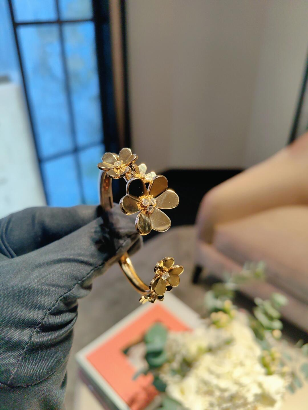 Dupe Van Cleef & Arpels Frivole 7 Flowers Bangle Bracelet