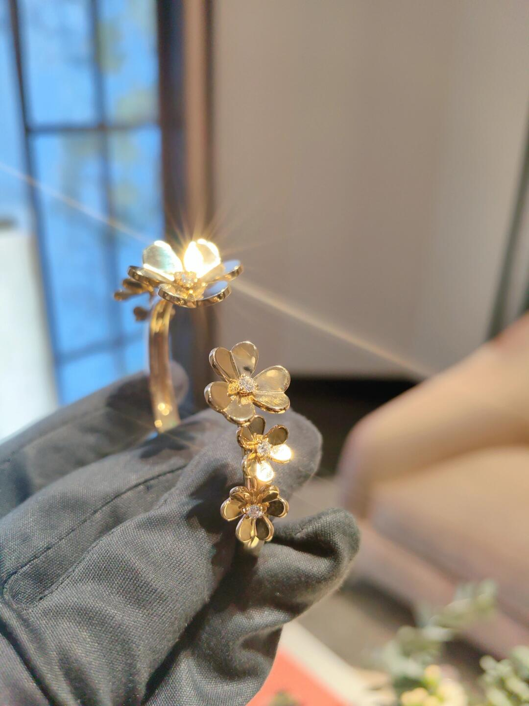 Dupe Van Cleef & Arpels Frivole 7 Flowers Bangle Bracelet