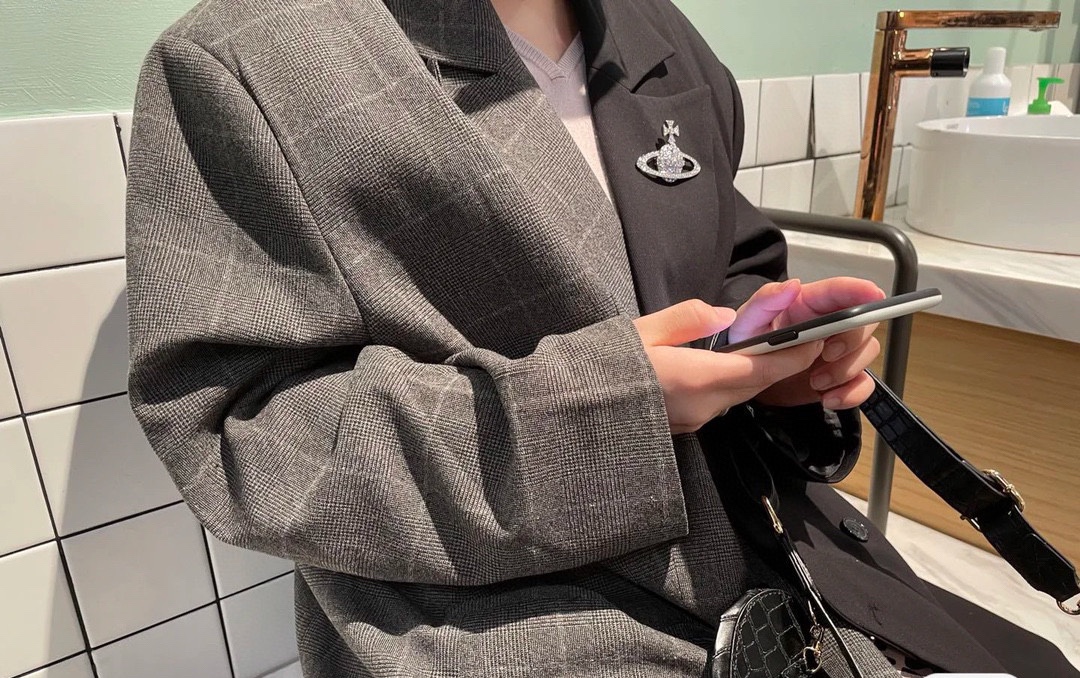 Dupe Vivienne Westwood Large Saturn Brooch