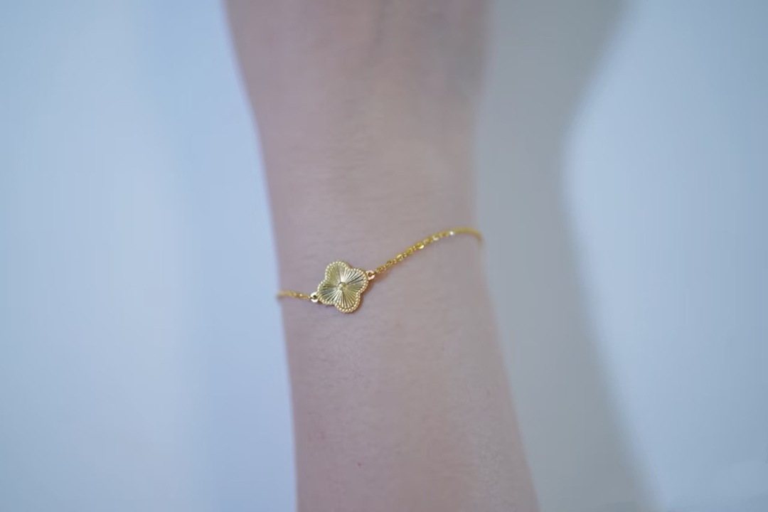 Dupe Van Cleef & Arpels Gold-Toned Guilloche Sweet Alhambra Bracelet 1 Motif