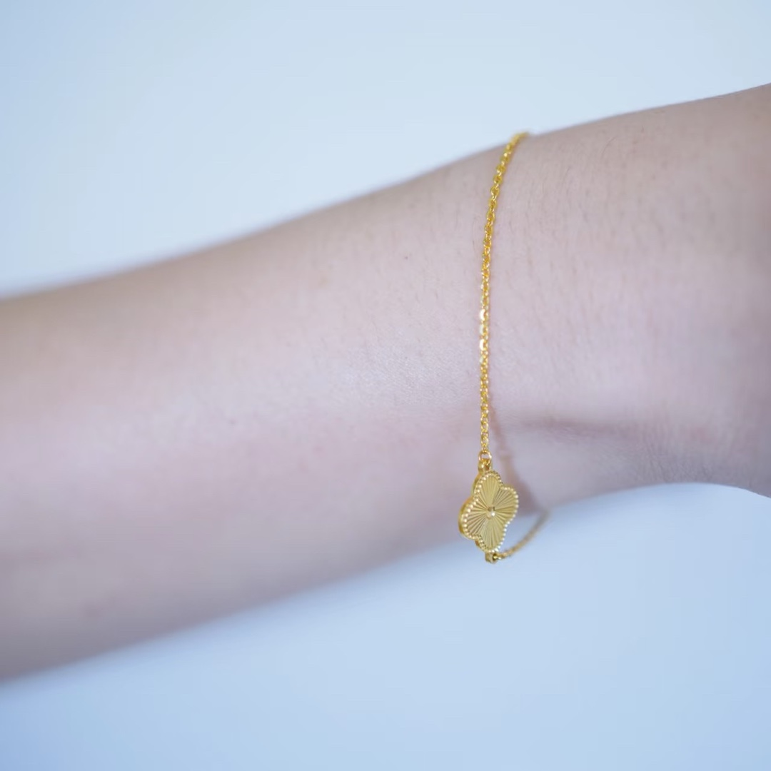 Dupe Van Cleef & Arpels Gold-Toned Guilloche Sweet Alhambra Bracelet 1 Motif