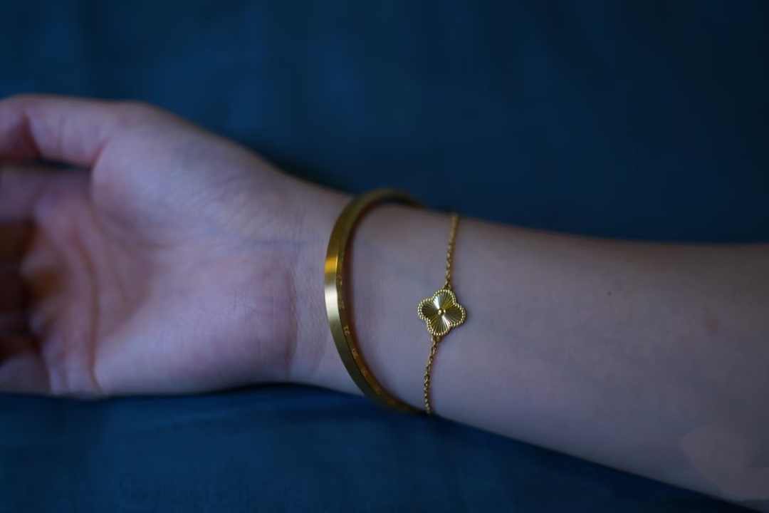 Dupe Van Cleef & Arpels Gold-Toned Guilloche Sweet Alhambra Bracelet 1 Motif