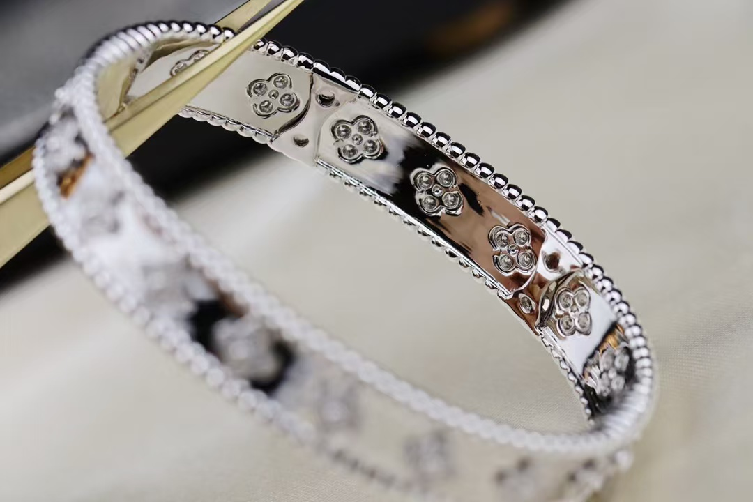 Dupe Van Cleef & Arpels Perlee Clovers Bracelet, Medium Bangle