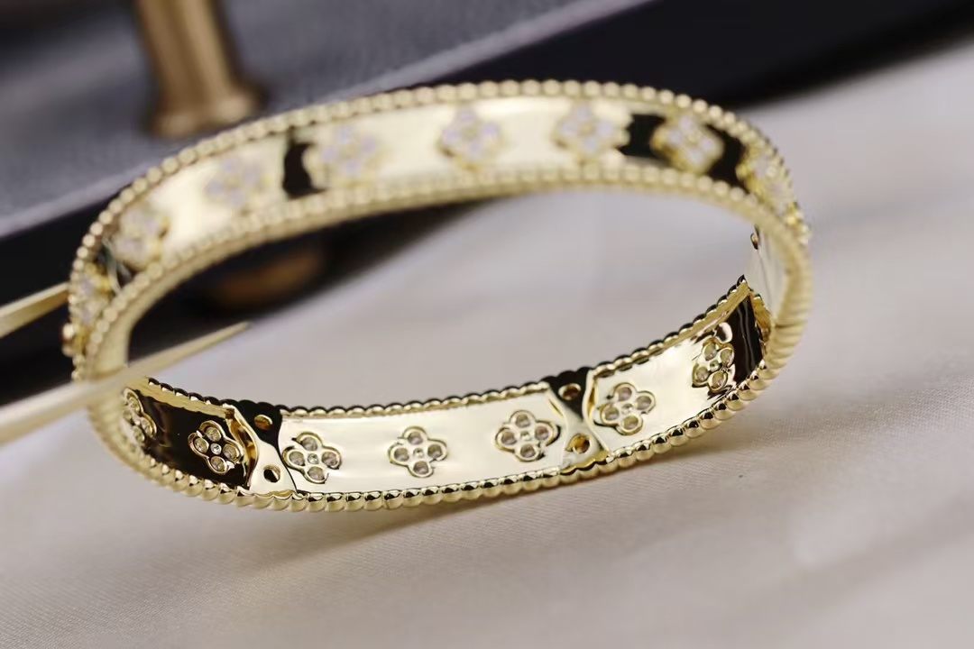 Dupe Van Cleef & Arpels Perlee Clovers Bracelet, Medium Bangle