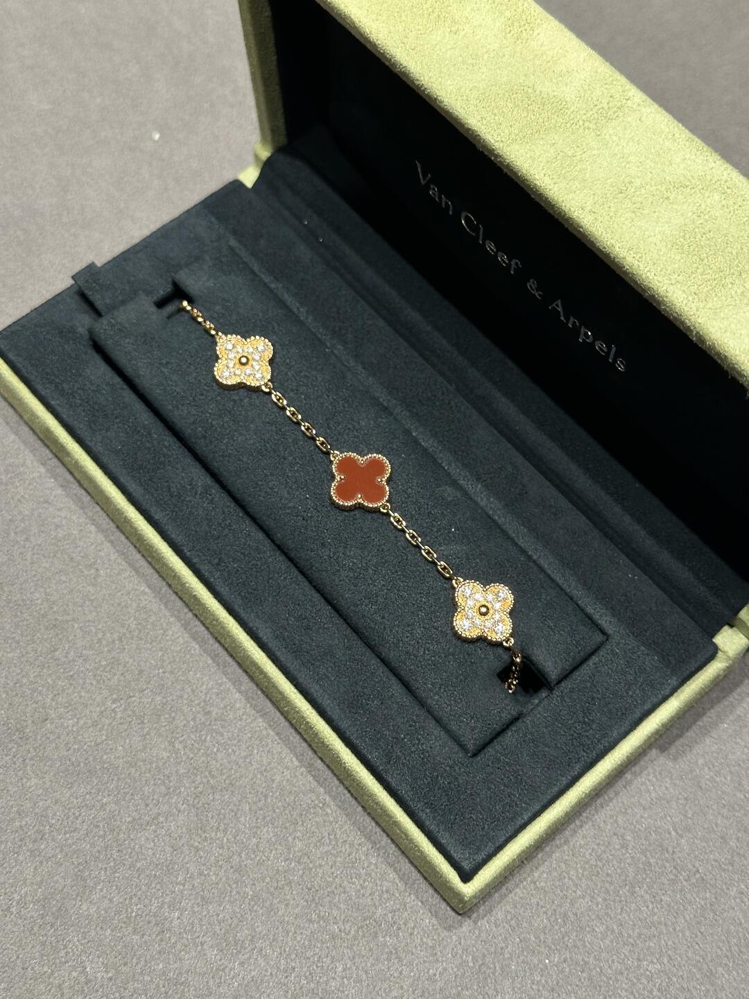 Dupe Van Cleef & Arpels Red Carnelian and Diamond Clover Vintage Alhambra Bracelet in Yellow Gold, 5 Motifs