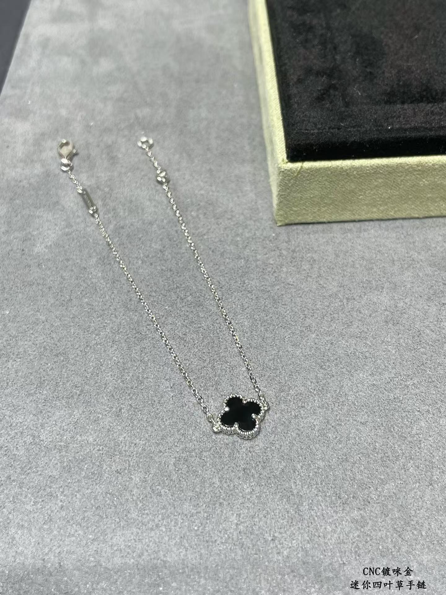 Dupe Van Cleef & Arpels Black Onyx Sweet Alhambra Black Agate Bracelet, 1 Motif