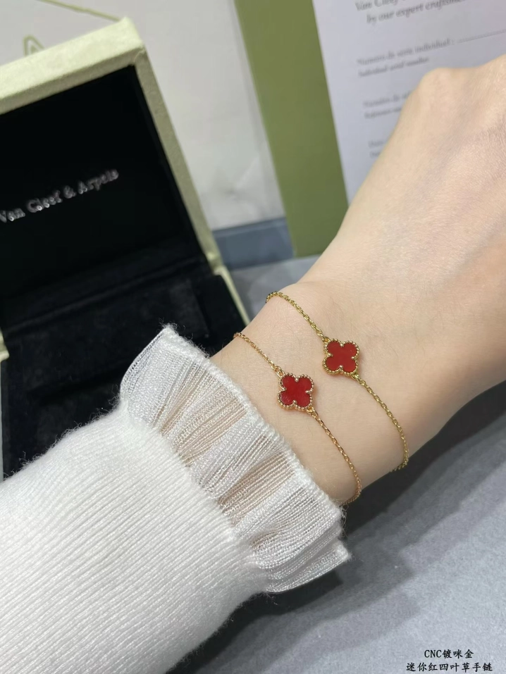 Dupe Van Cleef & Arpels Red Carnelian Clover Sweet Alhambra Bracelet, 1 Motif