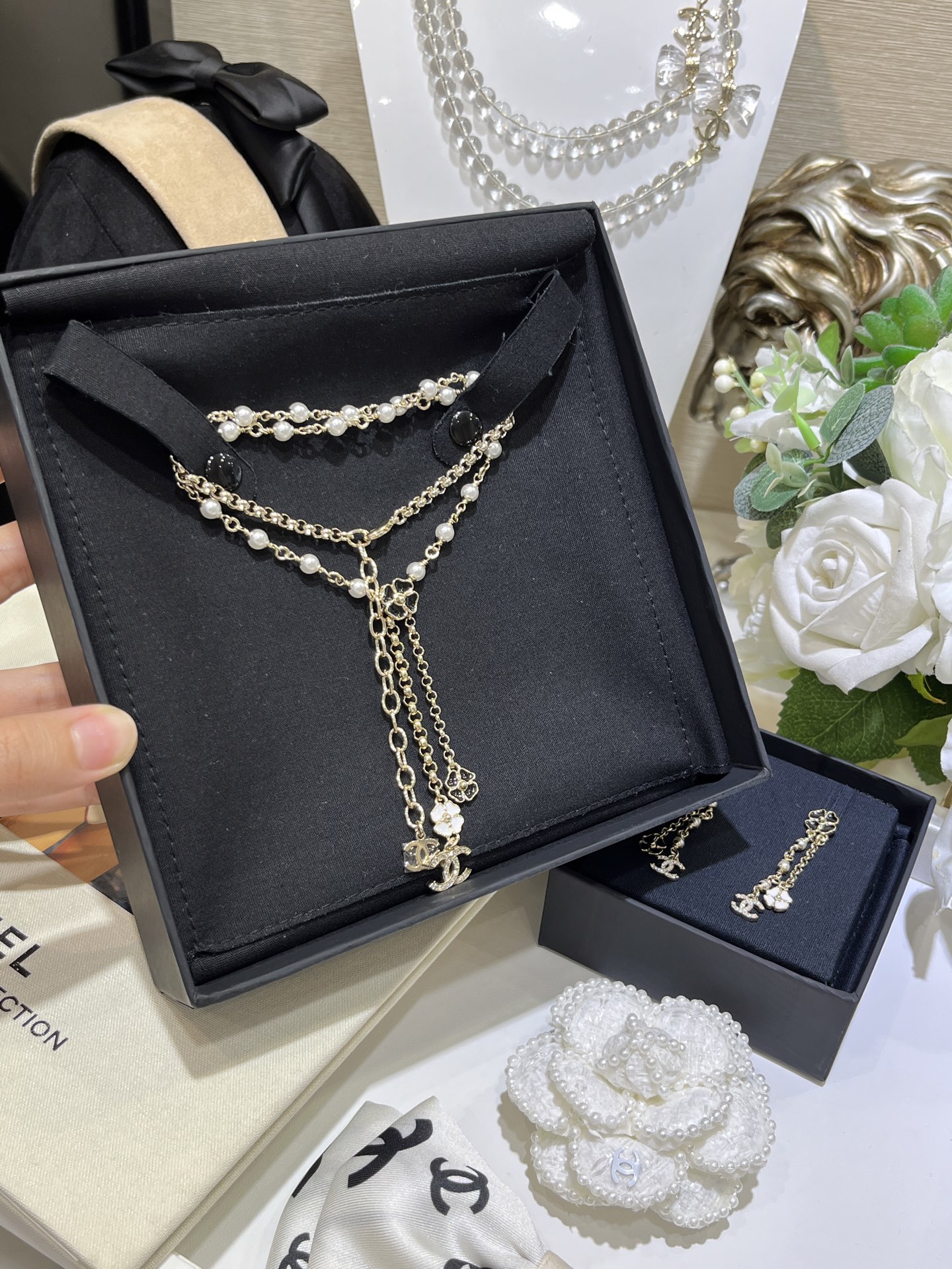 Dupe Chanel Black and White Camellia Tassel Drop Pearl Y Necklace