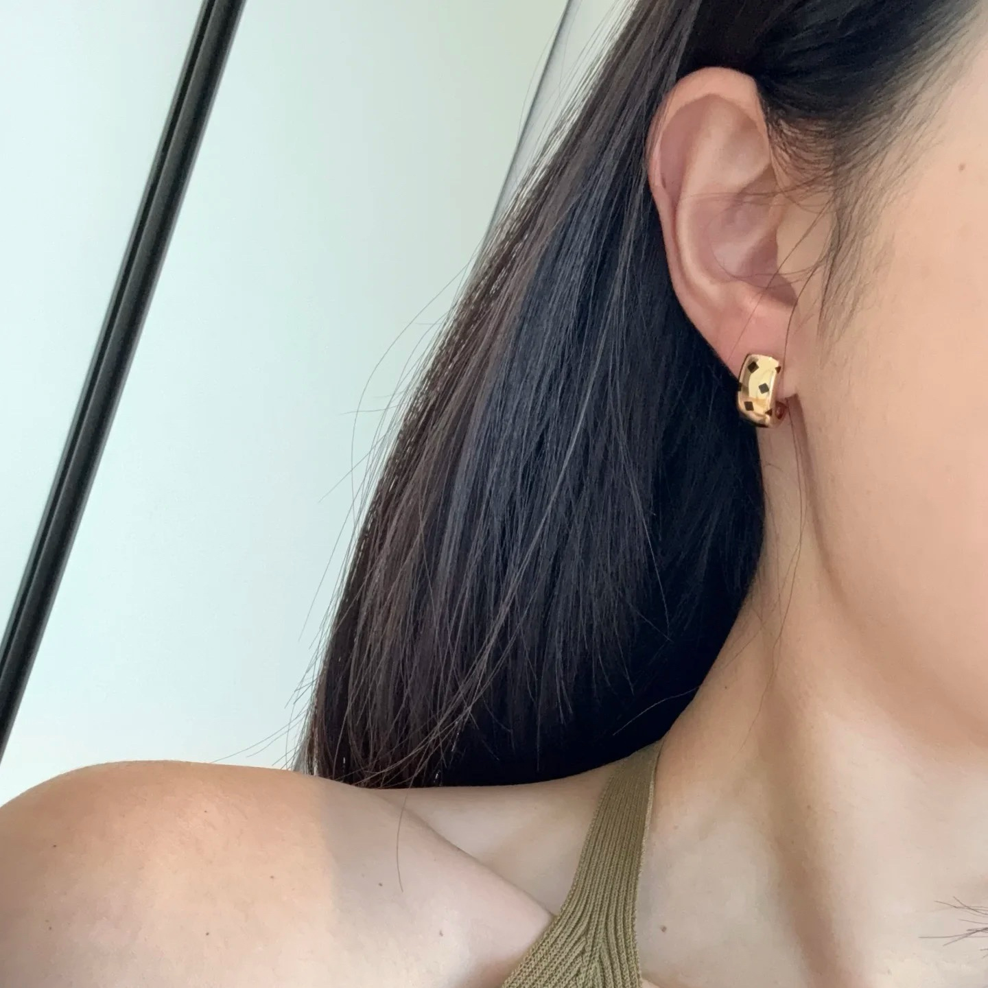Dupe Cartier Leopard Panthère de Stud Earrings on ear effect
